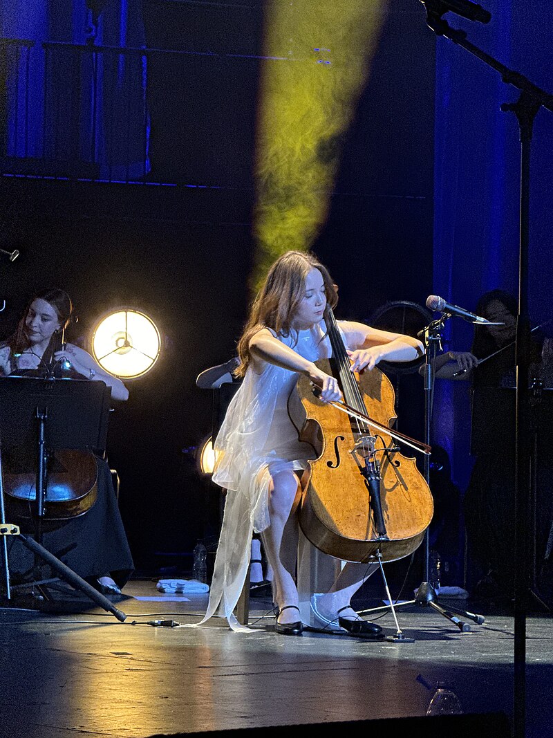 A Very Demure and Classic Tradwife – Dissecting the Soft-Girl Genres of Instagram 